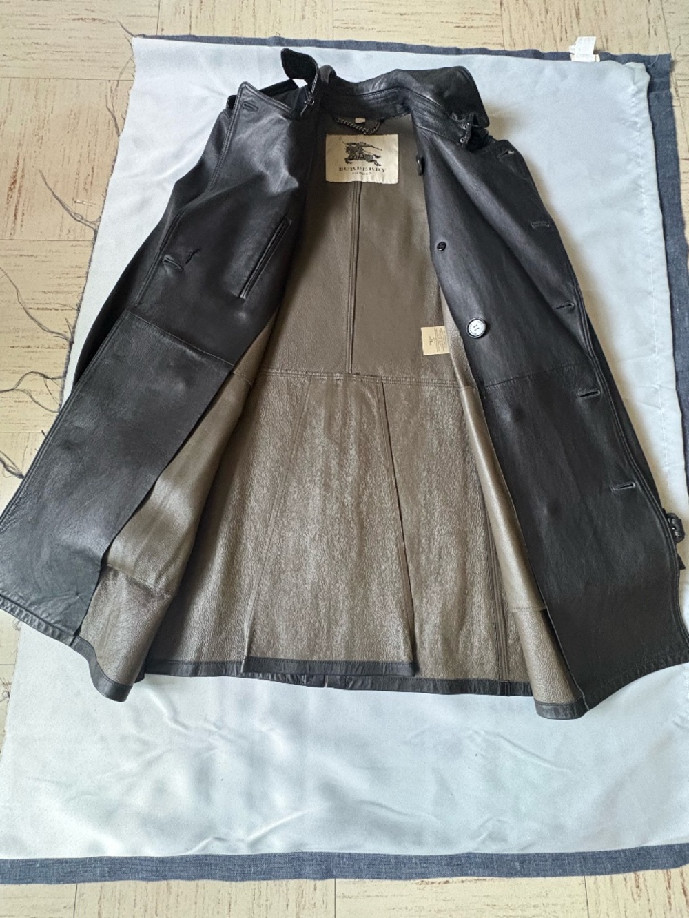 BURBERRY LONDON BRITTION BLACK LEATHER TRENCH COAT SIZE 50(M) - Picture 6 of 16